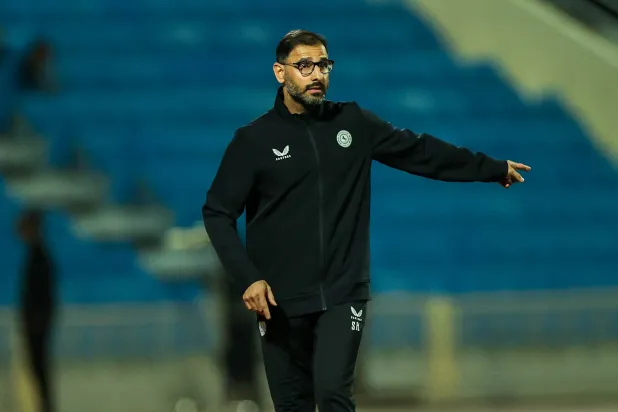 الشهري يوجّه لاعبيه خلال المباراة (تصوير: سعد العنزي)