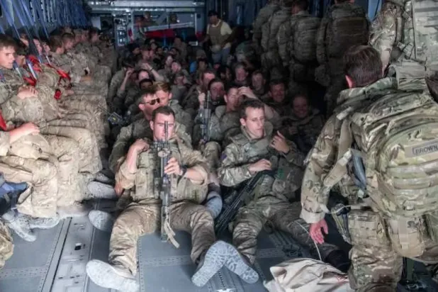 2021 yılında Afganistan'dan ayrılan İngiliz askerleri (Reuters)