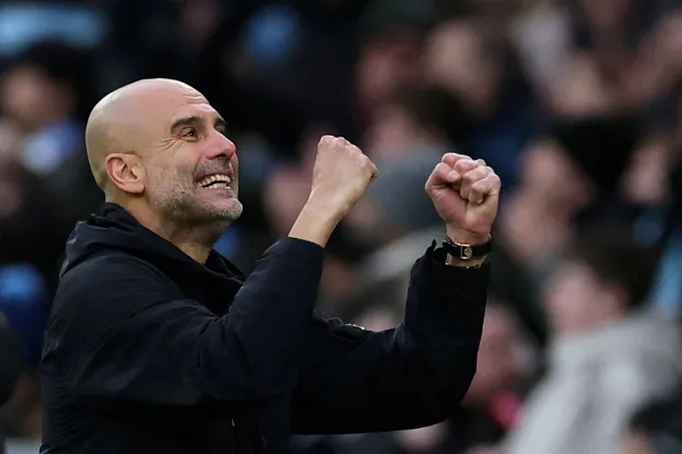 غوارديولا محتفلاً بالفوز على وولفرهامبتون (رويترز)