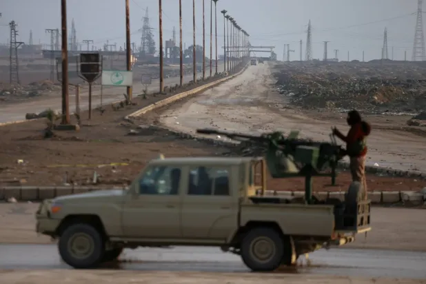Haseke'de Suriye Demokratik Güçlerine (SDD) ait bir kamyon, cephe hatlarına giden bir yolun üstünde duruyor. (AP)