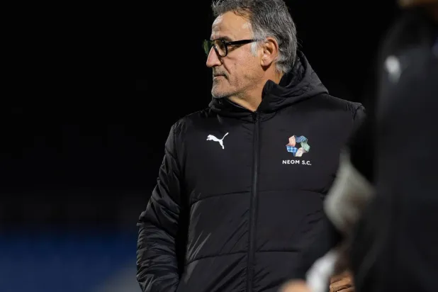 غالتييه يراقب أداء لاعبيه خلال المباراة أمام الأهلي (موقع النادي)