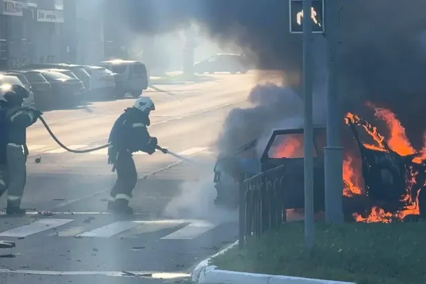 Ukrayna'nın hava saldırısının ardından Rusya'nın Belgorod bölgesinde bir araç alev aldı (Arşiv - AFP)