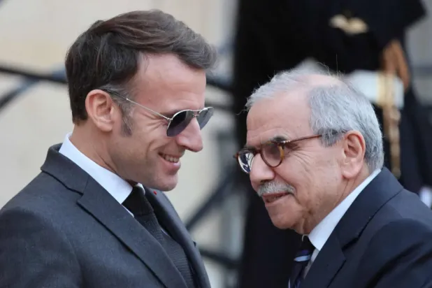 Fransa Cumhurbaşkanı Emmanuel Macron, cuma günü Elysee Sarayı'nda Lübnan Başbakanı Nevvaf Selam'ı kabul etti (AFP)