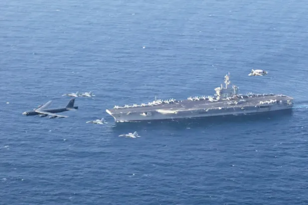 Haziran 2019'da ABD Merkez Komutanlığı sorumluluk alanında ortak tatbikatlar düzenleyen USS Abraham Lincoln uçak gemisi ve bir ABD Hava Kuvvetleri B-52 bombardıman uçağı, (Arşiv AP)