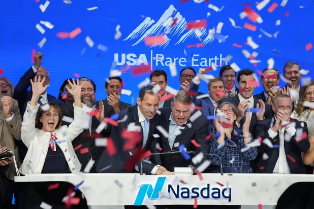 مسؤولون بـ«يو إس إيه رير إيرث» يقرعون جرس افتتاح بورصة ناسداك في مارس الماضي خلال أول يوم للشركة بوصفها شركة عامة (إكس)