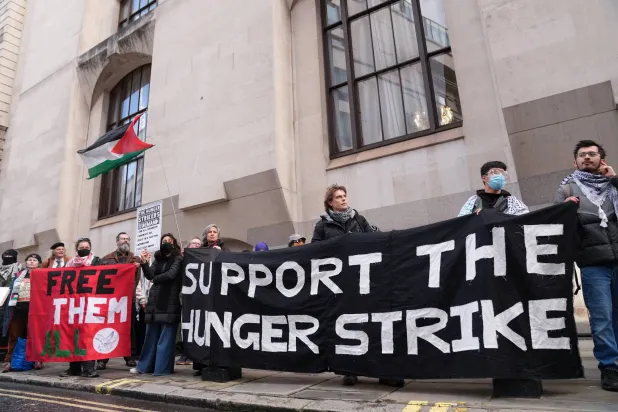 رفع المتظاهرون لافتات خلال احتجاجهم أمام «محكمة أولد بيلي» في لندن يوم 16 يناير 2026 بعد أن دفع 4 نشطاء مؤيدين للفلسطينيين ببراءتهم من تهمة اقتحام قاعدة جوية عسكرية بريطانية (رويترز)