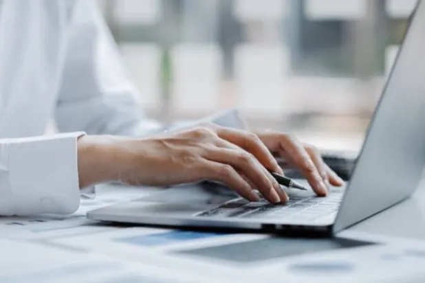 كُلِّف بمهام وهو في المستشفى... وفاة مبرمج صيني بسبب إرهاق العمل