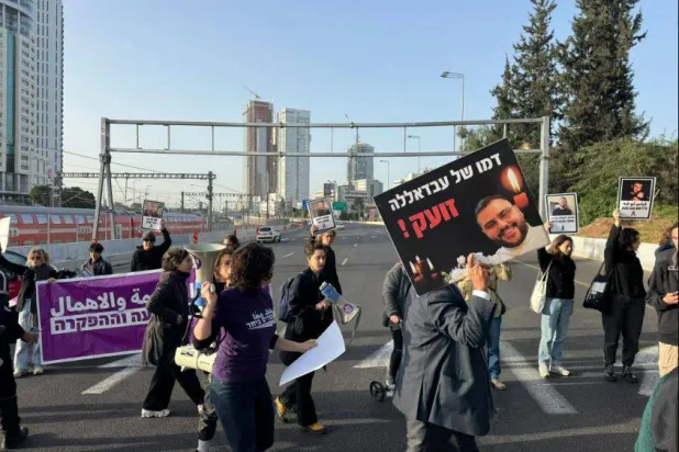 متظاهرون يقطعون حركة المرور على طريق سريع في تل أبيب (حركة «الوقوف معاً»)