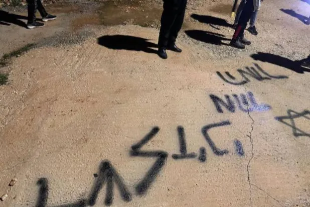 شعارات خطّها مستوطنون إسرائيليون بعد هجومهم على قرية عطارة الفلسطينية شمال رام الله (وسائل تواصل اجتماعي)