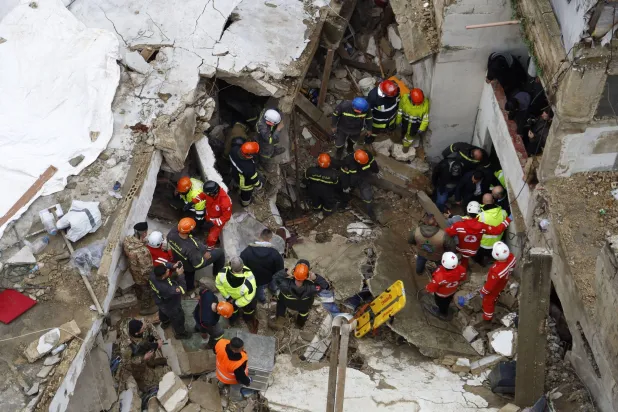 عمليات بحث متواصلة تحت أنقاض المباني المنهارة في طرابلس (د.ب.أ)