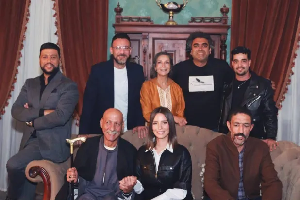 المخرج أحمد خالد وأبطال المسلسل في كواليس التصوير (الشركة المنتجة)