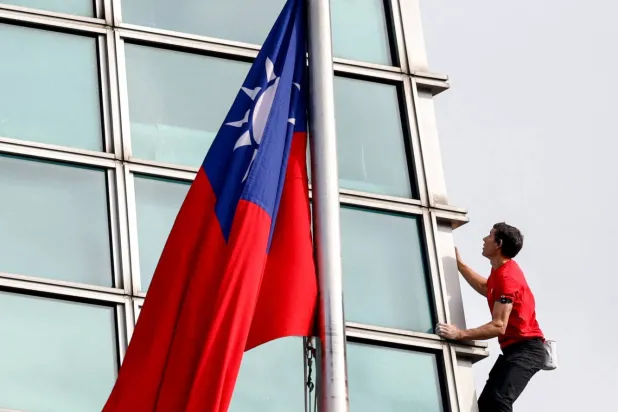 أميركي يتسلَّق أعلى ناطحة سحاب في تايوان من دون حبال