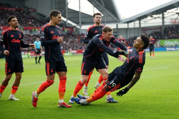 احتفالية لاعبي نوتنغهام فورست بالفوز الثمين خارج الأرض (رويترز)