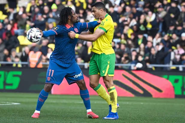 مصطفى محمد (يمين) في اشتباك مع ايلي واهي لاعب نيس (أ.ف.ب)