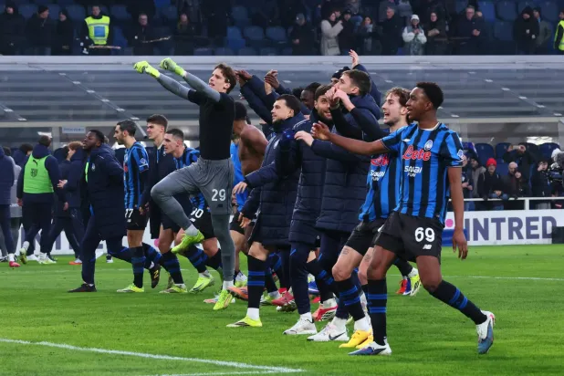 فرحة لاعبي أتالانتا بالفوز على بارما (إ.ب.أ)