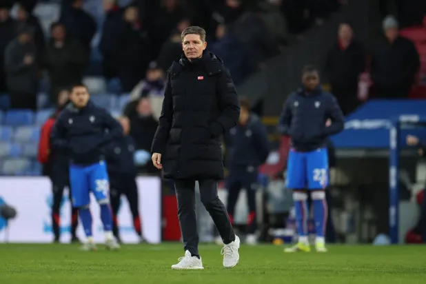 أوليفر غلاسنر المدير الفني لفريق كريستال بالاس (رويترز)