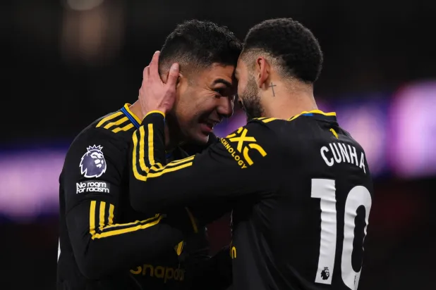 ماتياس كونيا (يمين) يحتفل بهدف الفوز مع زميله كاسيميرو (د.ب.أ)