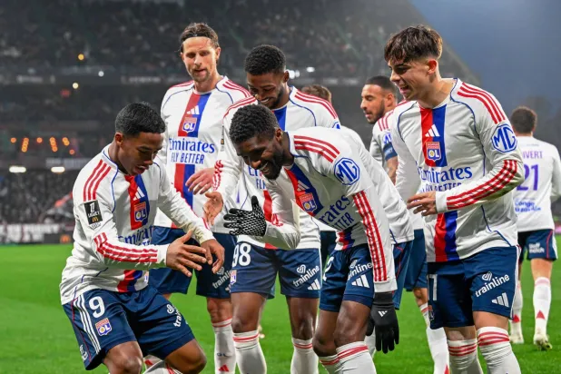 فرحة لاعبي أولمبيك ليون بالفوز على ميتز (أ.ف.ب)