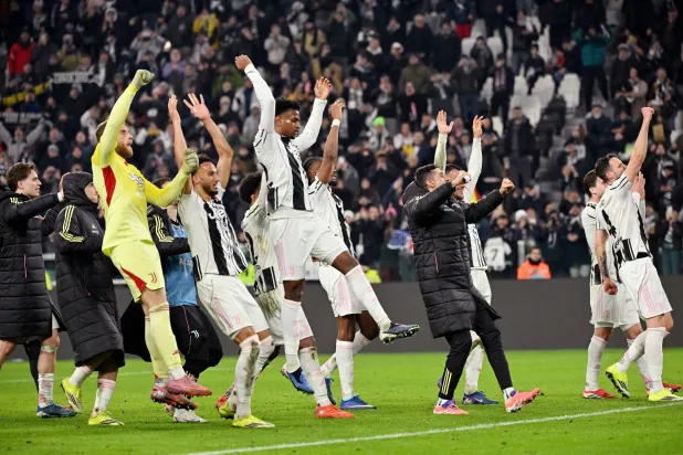 لاعبو يوفنتوس يحيون جماهيرهم بعد الفوز الكبير على نابولي (رويترز) 