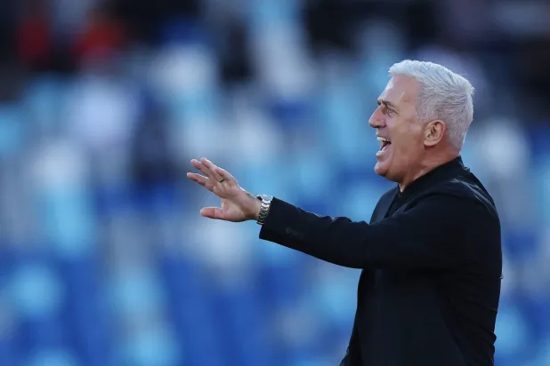 رئيس الجزائر يدعم منتخب بلاده ومدربه بيتكوفيتش