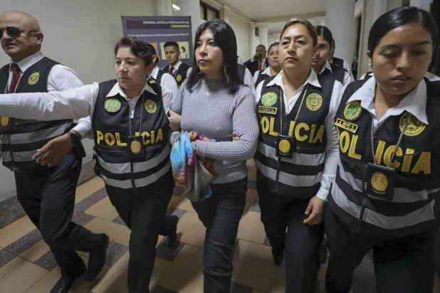 اقتياد رئيسة الوزراء السابقة بيتسي تشافيز مقيدة اليدين إلى المحاكمة في ليما يوم 21 يونيو (أ.ف.ب) 