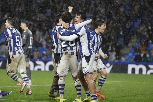 احتفالية لاعبي ريال سوسيداد بالفوز الثمين على سيلتا فيغو (إ.ب.أ) 