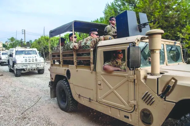 
دورية مشتركة بين الجيش اللبناني وقوات «يونيفيل» في جنوب لبنان (حساب «يونيفيل» على «تلغرام»)