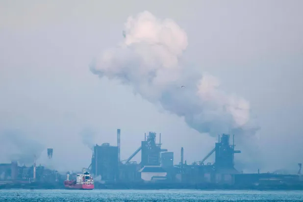 ناقلات نفط تنتظر في خليج فوس سور مير لدخول ميناء مرسيليا فوسجنوب فرنسا (أ.ف.ب) 