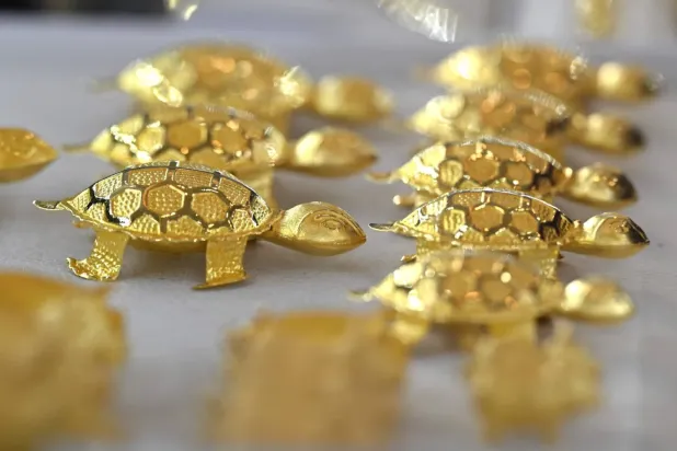 Seul'deki Kore Altın Borsası mağazasında sergilenen altın kaplumbağalar (AFP)