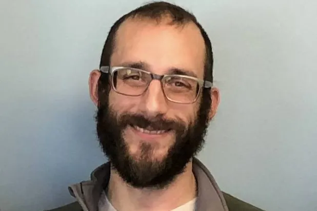 صورة من وزارة شؤون المحاربين القدامى الأميركية للممرض أليكس بريتي وهو ممرض في وحدة العناية المركزة (أ.ف.ب)