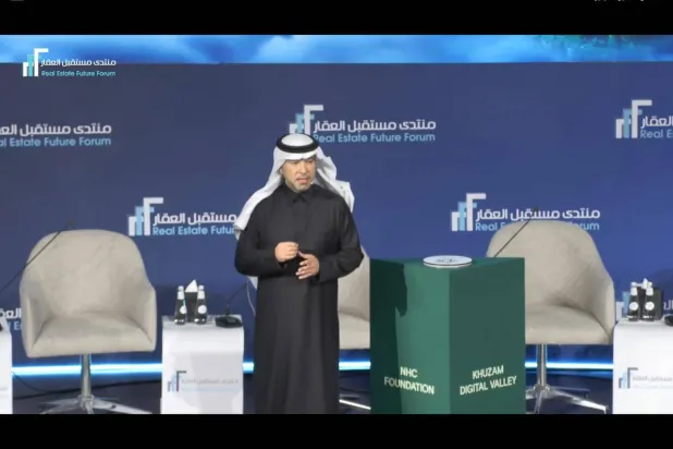 وزير البلديات والإسكان رئيس مجلس إدارة الهيئة العامة للعقار ماجد الحقيل متحدثاً في افتتاح «منتدى مستقبل العقار» (الشرق الأوسط)