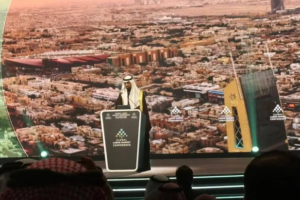 وزير الموارد البشرية والتنمية الاجتماعية خلال كلمته الافتتاحية للمؤتمر الدولي لسوق العمل (الشرق الأوسط)