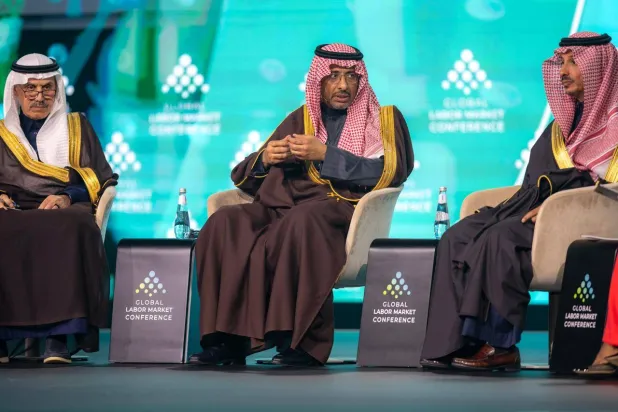 الخريّف خلال مشاركته في إحدى جلسات «مؤتمر سوق العمل» (الشرق الأوسط)