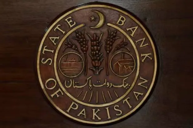 الشعار الرسمي للبنك المركزي الباكستاني على مكتب الاستقبال في مقره الرئيسي بمدينة كراتشي (رويترز)