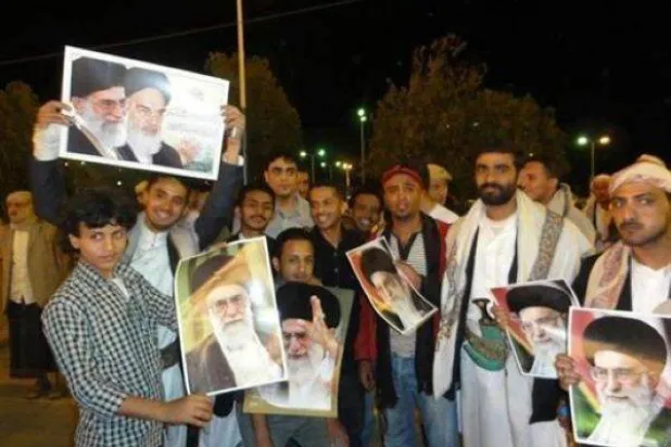 حوثيون يرفعون صور علي خامنئي وسط صنعاء (إكس)