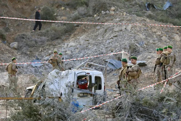 جنود من الجيش اللبناني وعمال الإنقاذ يتفقدون الأضرار الناجمة عن غارة جوية إسرائيلية استهدفت حظيرة طائرات صناعية في قرية كفر دونين بقضاء بنت جبال جنوب لبنان أمس (إ.ب.أ)