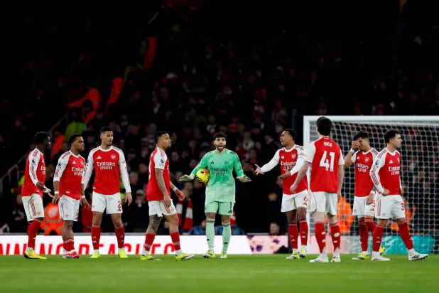 آرسنال يفتح باب المنافسة على اللقب (رويترز)