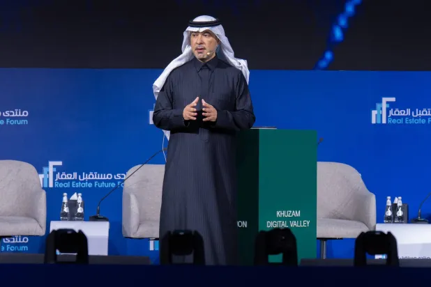 وزير البلديات والإسكان ماجد الحقيل متحدثاً في افتتاح «منتدى مستقبل العقار» (إكس)