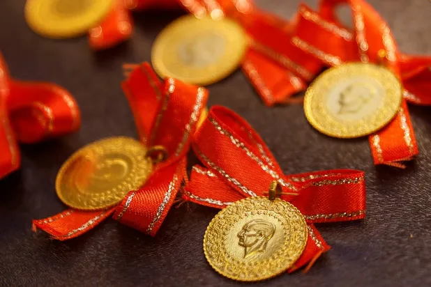 عملات ذهبية بمتجر للمجوهرات في البازار الكبير بإسطنبول (رويترز)