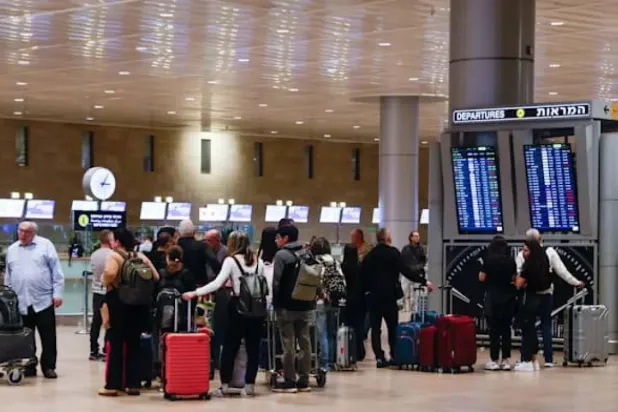 Tel Aviv'deki Ben Gurion Havalimanı'ndaki yolcular (Reuters)