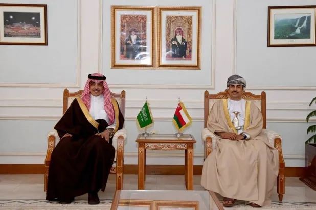 د. عبد الله الحرّاصي وزير الإعلام العماني خلال استقباله بمكتبه في مسقط سلمان الدوسري وزير الإعلام السعودي (العمانية)