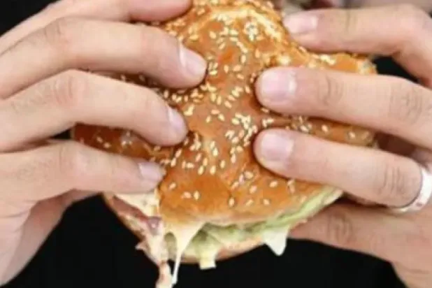 الخبز المعبأ والأطعمة المقلية تضر بصحة أمعائك (رويترز)