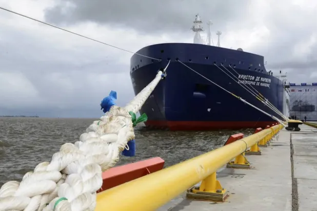 بدأ مشروع «أركتيك 2» للغاز الطبيعي المسال استخدام مسار قناة السويس مؤخراً بسبب المناخ الشتوي القارس في بحر الشمال (رويترز)