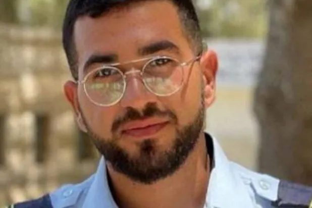 الشرطي الإسرائيلي ران غفيلي (صورة قدمتها حملة إسرائيلية لاستعادة الرهائن وبثتها «رويترز»)