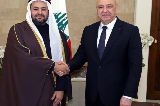 الرئيس اللبناني جوزيف عون يصافح وزير الدولة القطري محمد الخليفي بعد اجتماعهما بالقصر الرئاسي في بعبدا (أ.ف.ب)