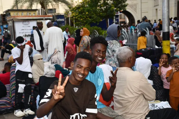 سودانيون في القاهرة قبل مغادرتهم إلى أسوان ضمن مبادرة العودة الطوعية للسودان (مجلس الوزراء المصري)