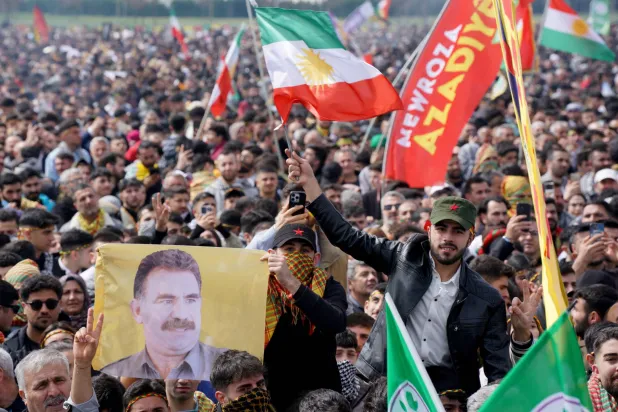 طالب حشد من أكراد تركيا خلال الاحتفال بـ«عيد النوروز» في إسطنبول في 31 مارس 2025 بالإفراج عن زعيم حزب العمال الكردستاني عبد الله أوجلان بعد دعوته لحل الحزب (رويترز)