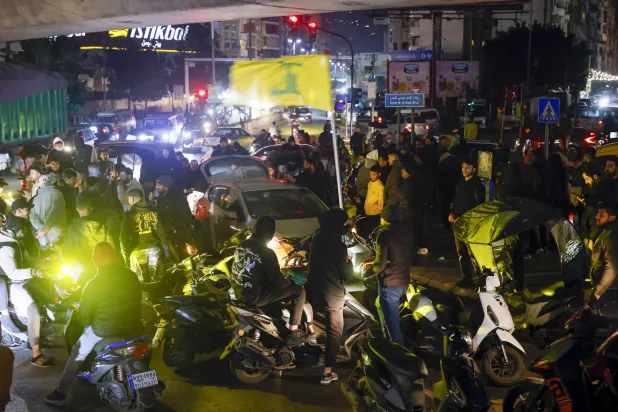 أنصار لجماعة "حزب الله" خلال مسيرة في الضاحية الجنوبية لبيروت، لبنان 21 يناير 2026 (إ.ب.أ)