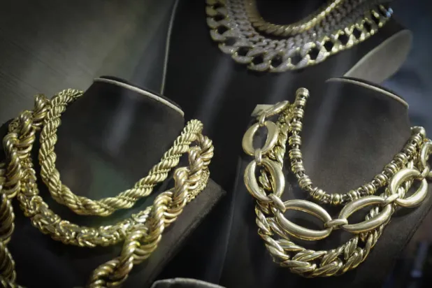 Gold jewelry is displayed in a shop window in Manhattan’s diamond district as global gold prices hovered near all-time highs in New York City, January 7, 2026. REUTERS/Mike Segar