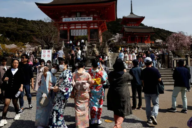 حشد من السياح بمعبد في كيوتو غرب اليابان 30 مارس 2023 (رويترز)